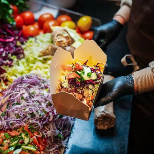 Kebap-Box wird frisch gefüllt
