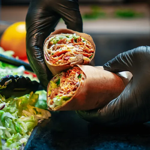 Aufgeschnittener Dürüm mit Fleisch und Gemüse