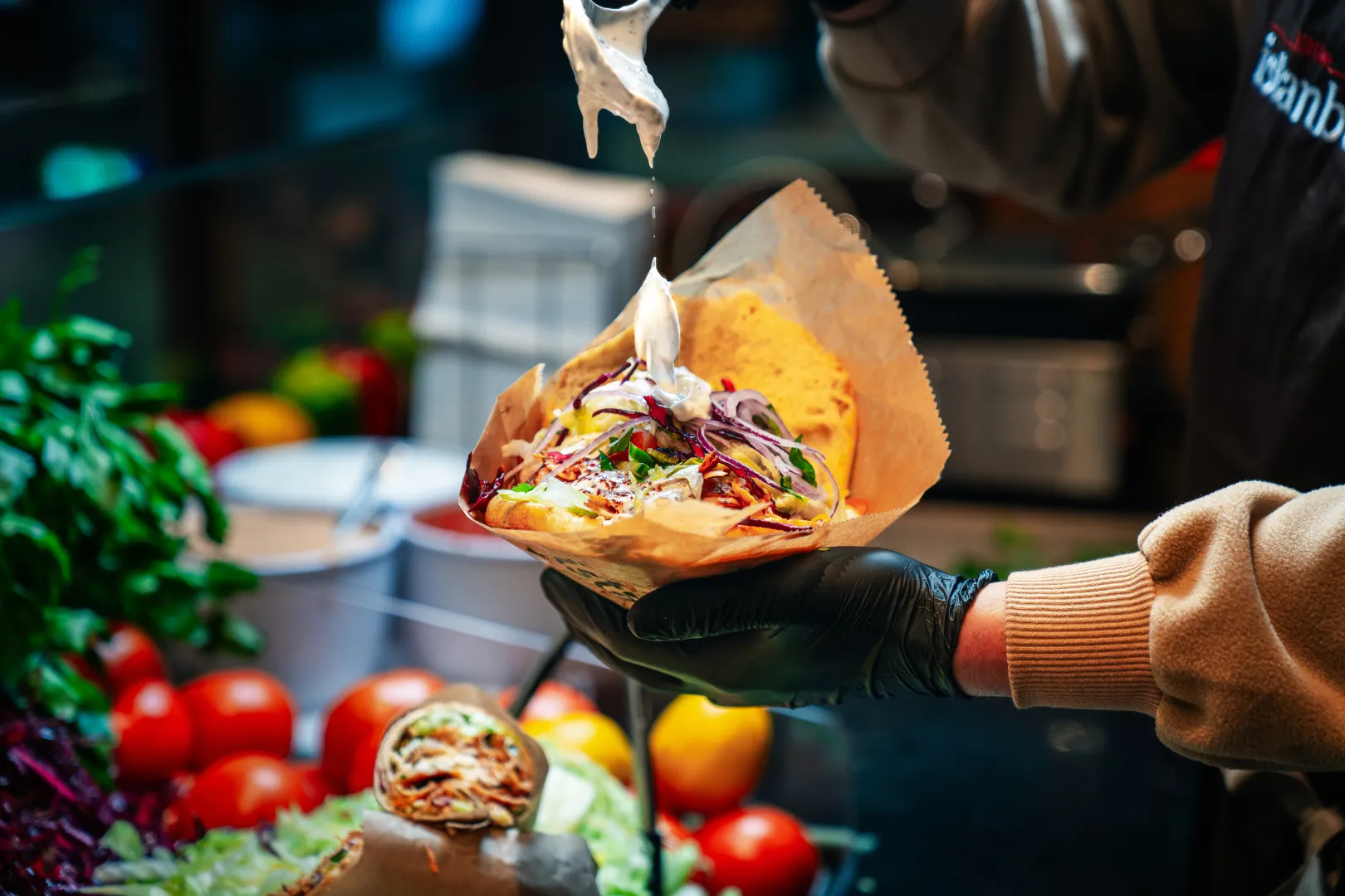 Kebap im Fladenbrot wird frisch mit Joghurtsauce verfeinert